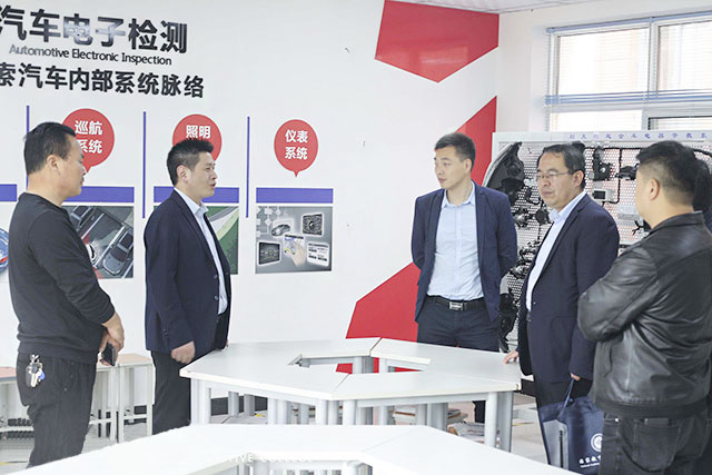 長安區(qū)教育局領導蒞臨我校督導視察教學工作