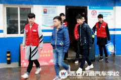 “紅馬甲”志愿者把溫暖送至每位新同學(xué)心中