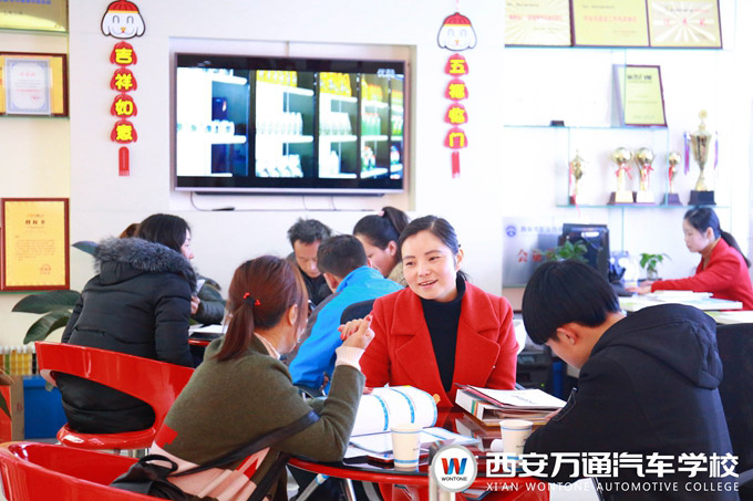 西安萬(wàn)通課程咨詢(xún)師為來(lái)訪的家長(zhǎng)學(xué)生耐心講解