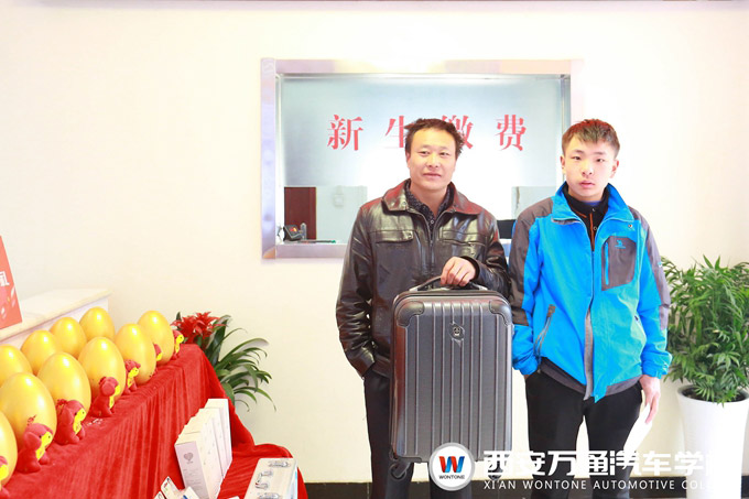 西安萬(wàn)通報(bào)名新生與家長(zhǎng)合影