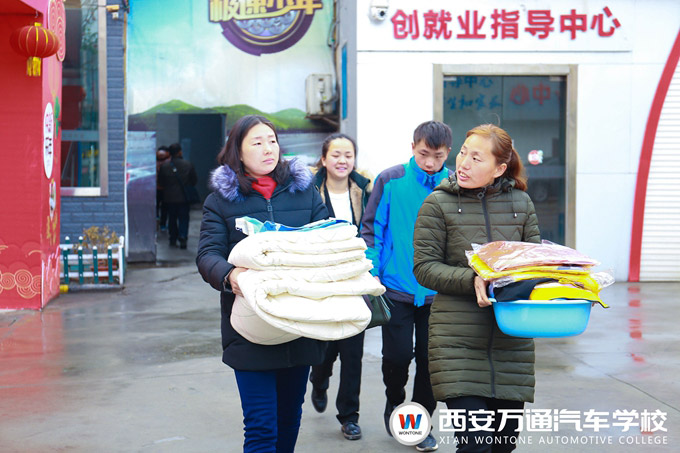 西安萬(wàn)通班主任老師幫新生領(lǐng)取生活用品