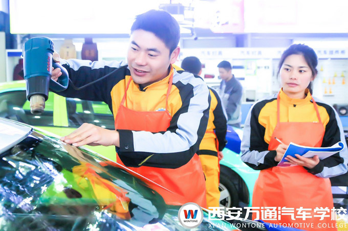 西安萬通汽車美容學(xué)子實(shí)訓(xùn)
