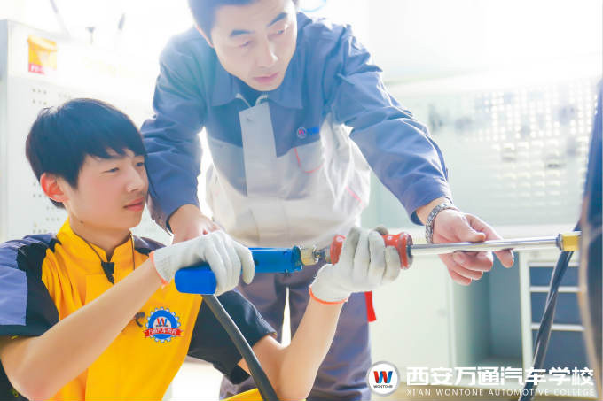 西安萬通汽車學(xué)校學(xué)技術(shù)的中學(xué)生
