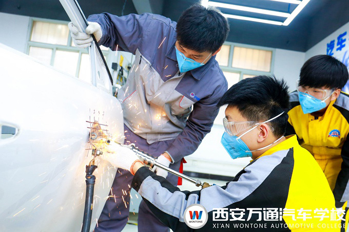 西安萬通汽車學(xué)校汽車鈑金教學(xué)課堂
