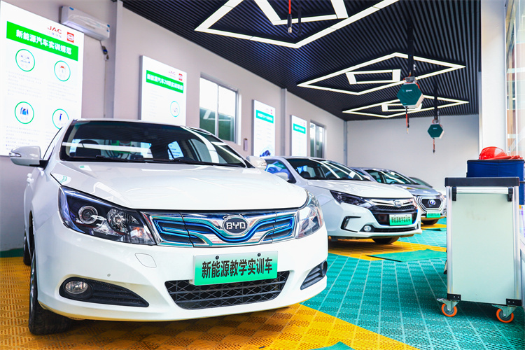 歐盟將于2035年正式禁售燃油車！ 新能源汽車行業(yè)發(fā)展前景大好！