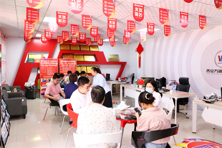 現(xiàn)場(chǎng)火爆！這些考生和家長都往這所學(xué)校跑…… 圍觀西安萬通火熱招生現(xiàn)場(chǎng)