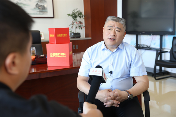 成就學(xué)子，賦能產(chǎn)業(yè)丨人民網(wǎng)再進(jìn)萬通汽車教育，探訪新能源專業(yè)奧秘